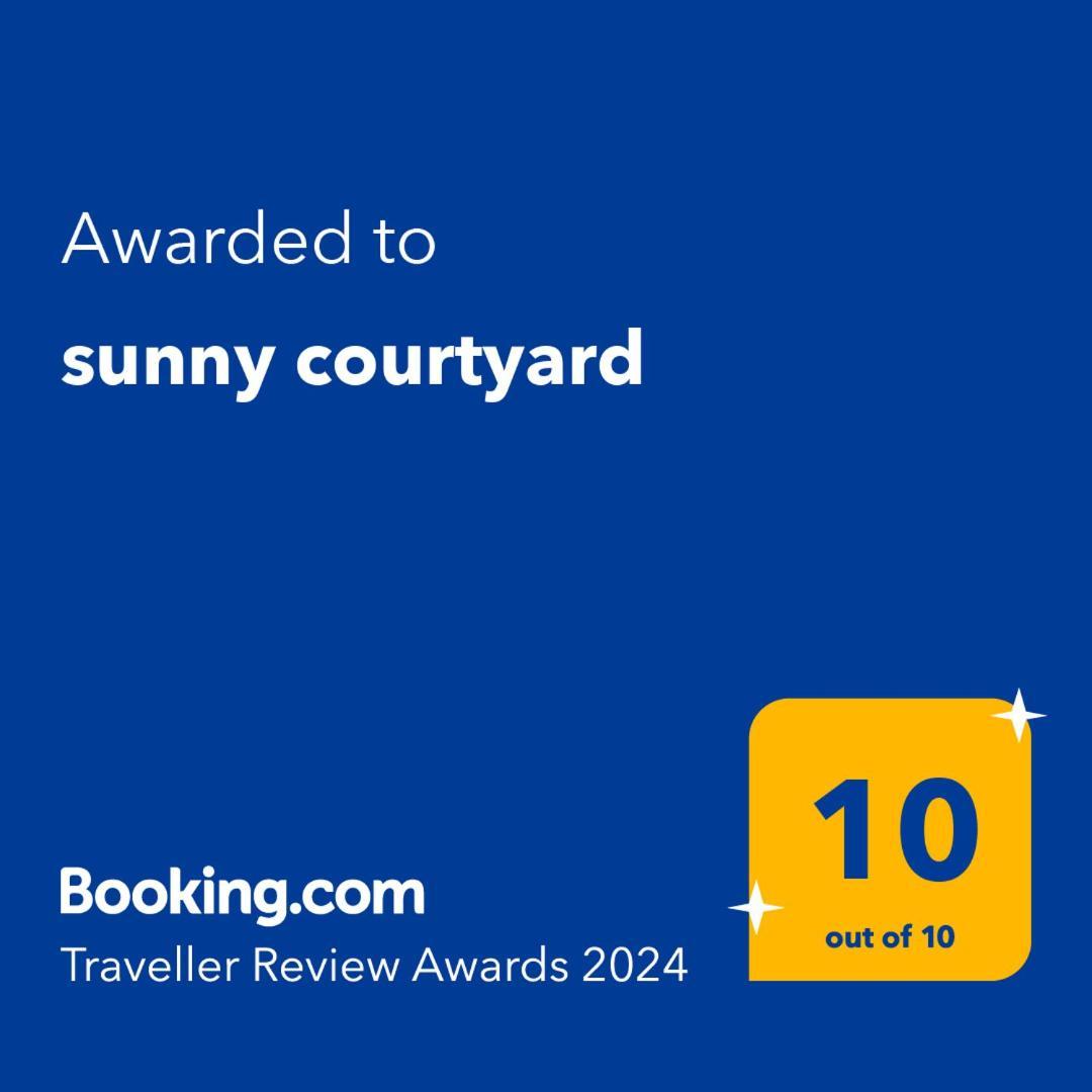 皮昂比诺Sunny Courtyard公寓 外观 照片