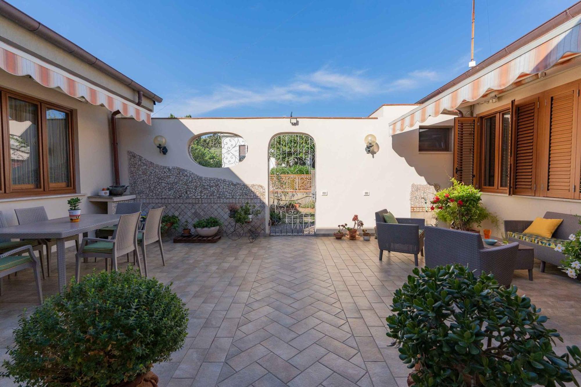 皮昂比诺Sunny Courtyard公寓 外观 照片