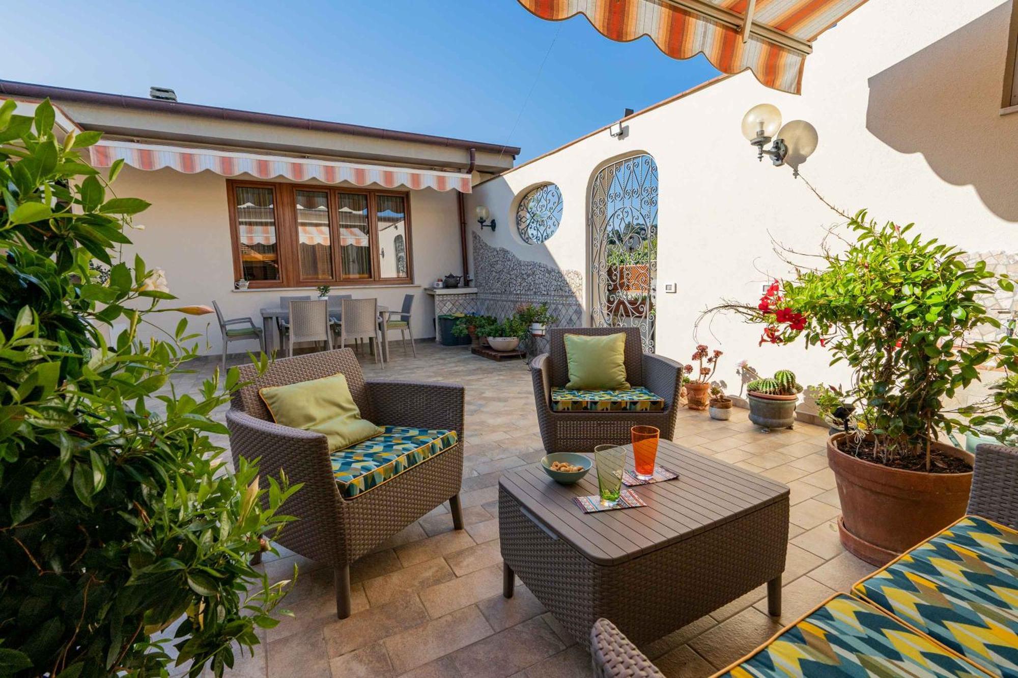 皮昂比诺Sunny Courtyard公寓 外观 照片
